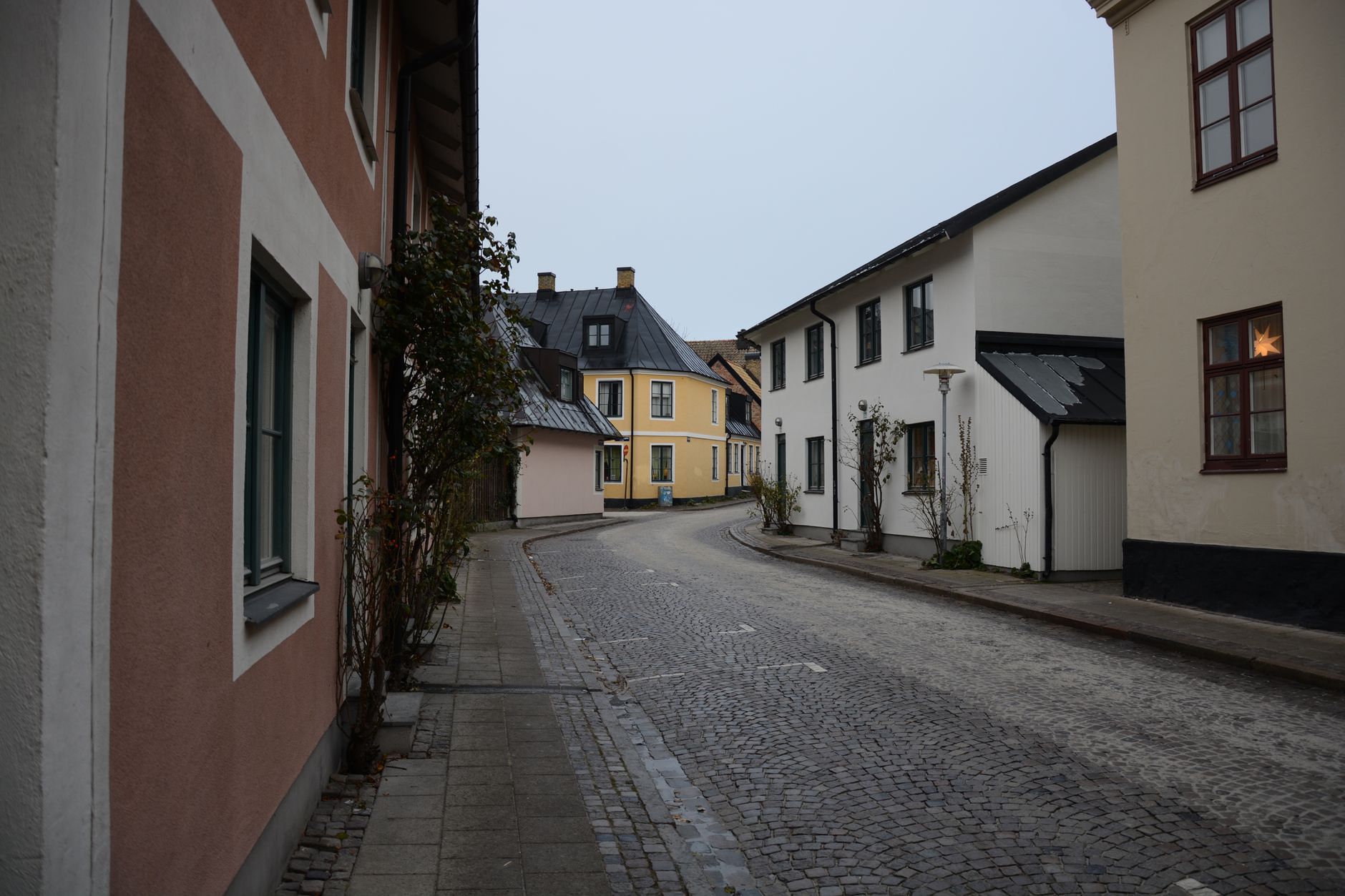 An empty cobbled lane of whitewashed houses